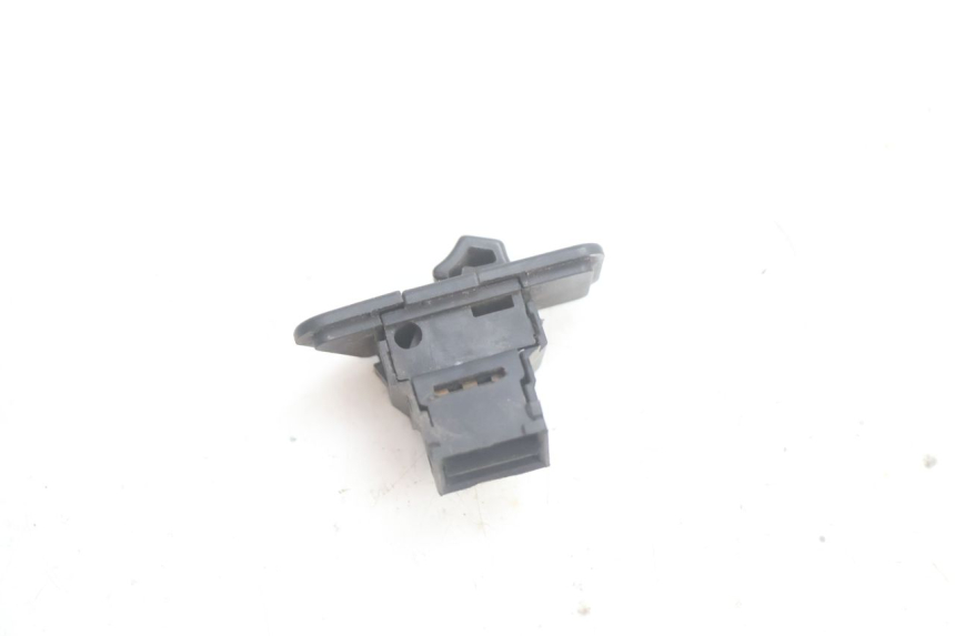 photo de COMUTADOR DE LUZES DE EMERGÊNCIA YAMAHA XMAX X-MAX 125 (2006 - 2009) - Zoom do estado de desgaste