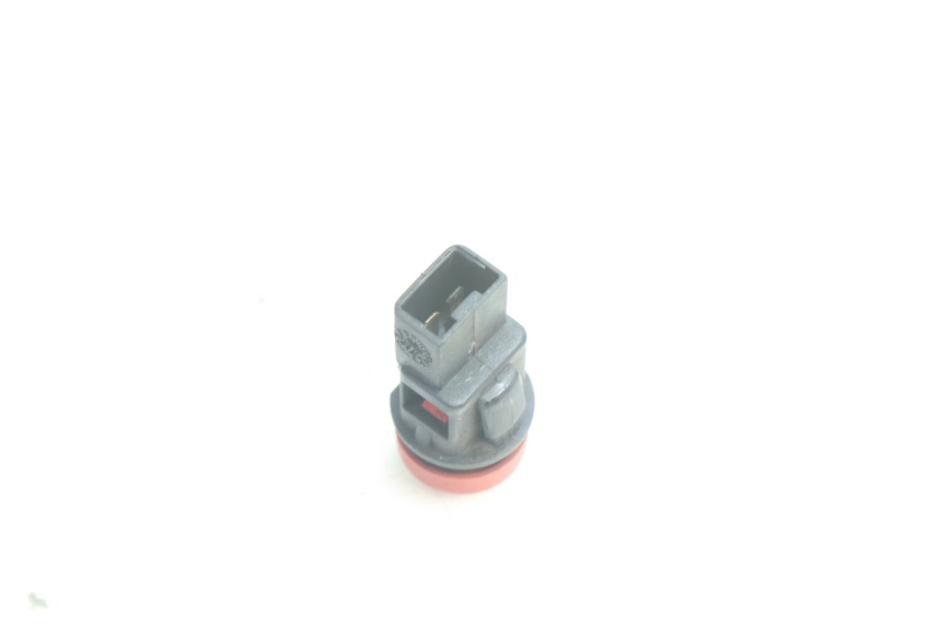 photo de INTERRUPTOR DE LUZES DE EMERGÊNCIA PIAGGIO X9 AMALFI 180 (2000 - 2003) - Zoom do estado de desgaste