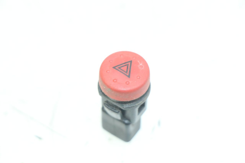 photo de INTERRUPTOR DE LUZES DE EMERGÊNCIA PIAGGIO X9 125 (2000 - 2003) - Detalhe da peça