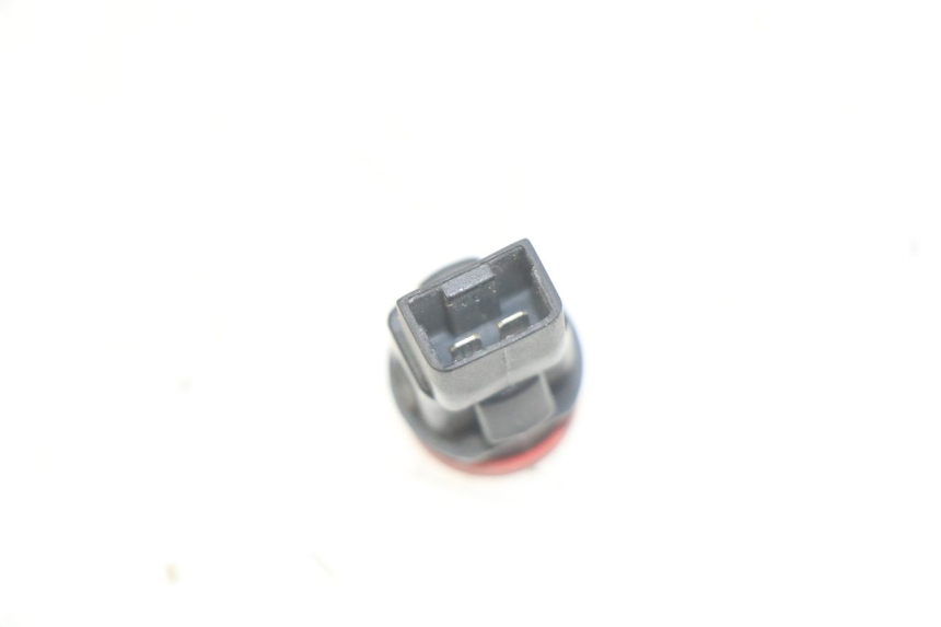 photo de INTERRUPTOR DE LUZES DE EMERGÊNCIA PIAGGIO X9 125 (2000 - 2003) - Zoom do estado de desgaste