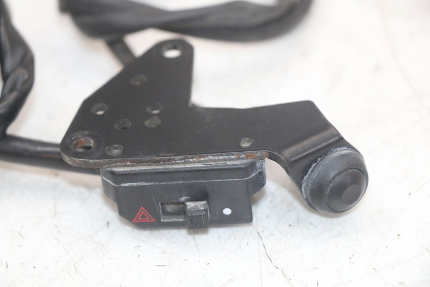 photo de COMUTADOR DE LUZES DE EMERGÊNCIA YAMAHA FJR ABS 1300 (2006 - 2012) - Detalhe da peça