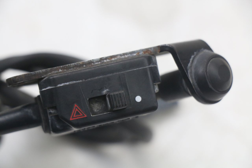 photo de COMUTADOR DE LUZES DE EMERGÊNCIA YAMAHA FJR ABS 1300 (2006 - 2012) - Outro ângulo de visão