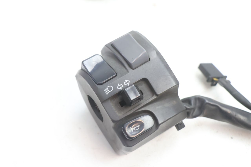 photo de INTERRUPTOR ESQUERDO YAMAHA FJR 1300 (2001 - 2005) - Detalhe da peça