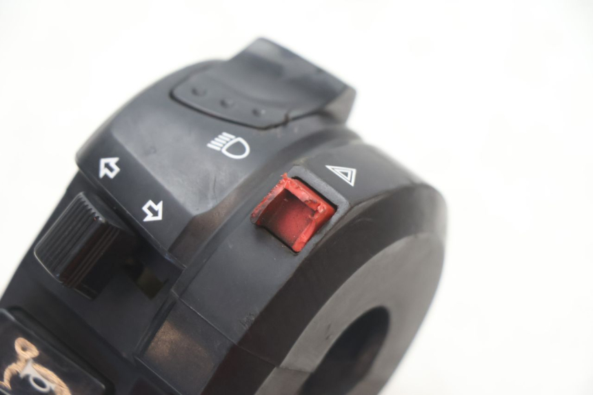 photo de COMUTADOR ESQUERDO SUZUKI GSR 600 (2005 - 2012) - Zoom do estado de desgaste