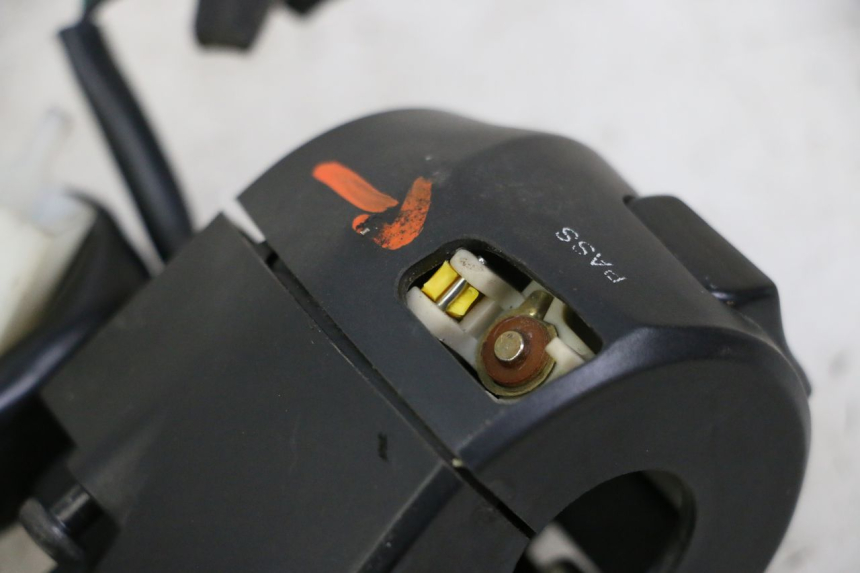 photo de COMANDO ESQUERDO SYM JOYMAX 125 (2010 - 2017) - Zoom do estado de desgaste
