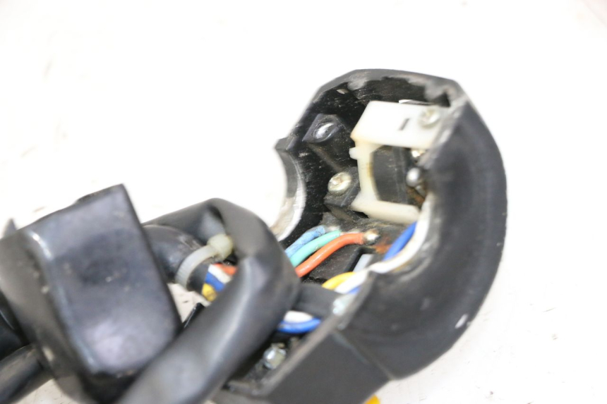 photo de COMANDO ESQUERDO PEUGEOT KISBEE 2T 50 (2010 - 2017) - Zoom do estado de desgaste