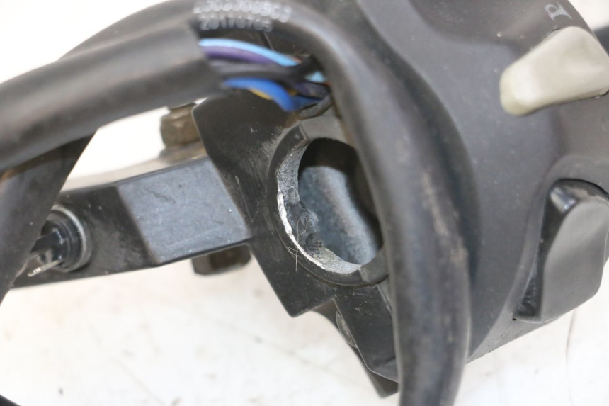 photo de COMANDO ESQUERDO PEUGEOT KISBEE 4T 50 (2010 - 2017) - Detalhe da peça