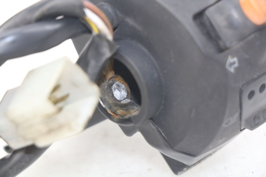 photo de COMANDO ESQUERDO PEUGEOT LUDIX 50 (2008 - 2017) - Zoom do estado de desgaste