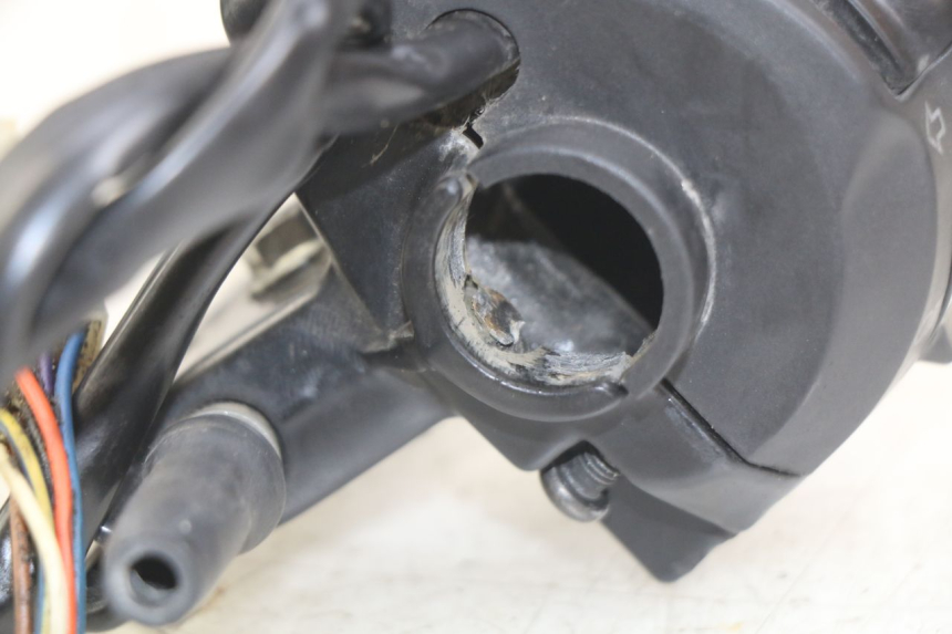 photo de COMANDO ESQUERDO PEUGEOT LUDIX 50 (2008 - 2017) - Zoom do estado de desgaste