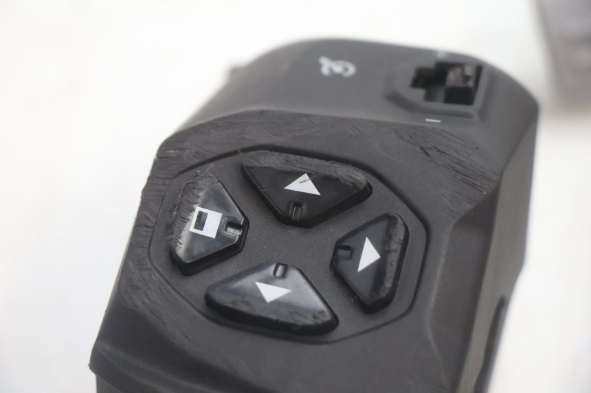 photo de INTERRUPTOR ESQUERDO PIAGGIO MP3 HPE 530 (2022 - 2026) - Zoom do estado de desgaste