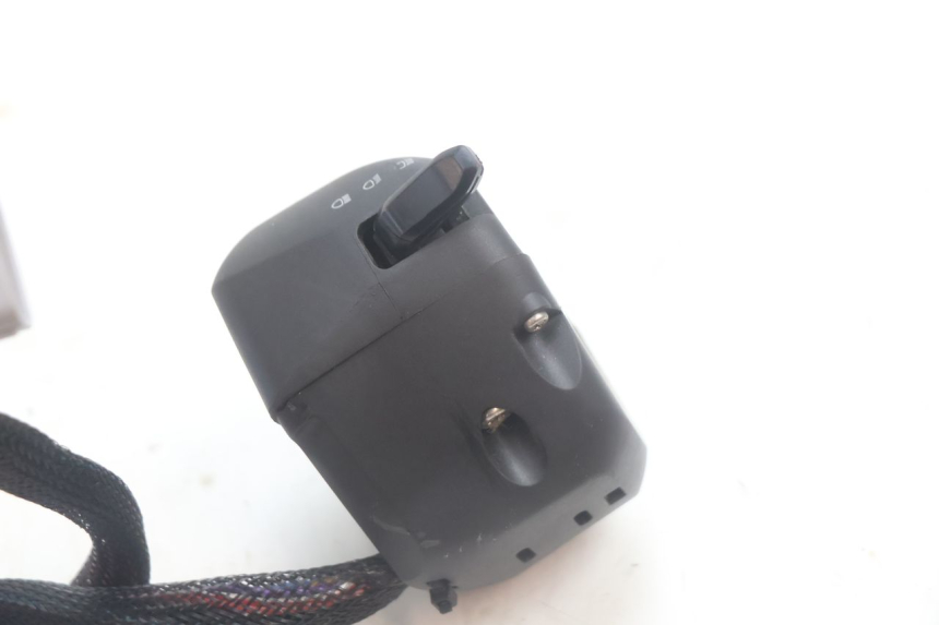 photo de INTERRUPTOR ESQUERDO PIAGGIO MP3 HPE 530 (2022 - 2026) - Pontos de fixação