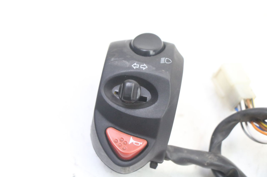 photo de COMANDO ESQUERDO PEUGEOT CITYSTAR 2T 50 (2018 - 2021) - Zoom do estado de desgaste