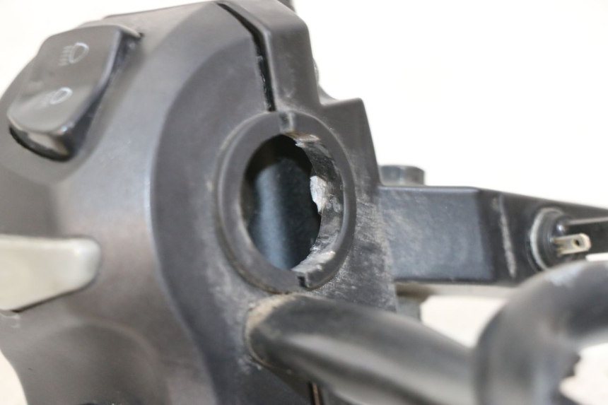 photo de COMANDO ESQUERDO PEUGEOT KISBEE 4T 50 (2018 - 2022) - Detalhe da peça