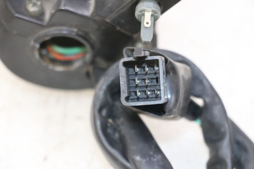 photo de COMANDO ESQUERDO PEUGEOT VIVACITY 125 (2010 - 2017) - Zoom do estado de desgaste