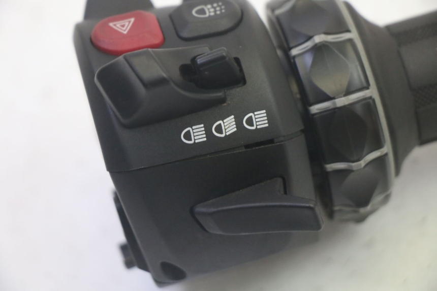 photo de INTERRUPTOR ESQUERDO BMW R GS 1250 (2021 - 2024) - Pontos de fixação