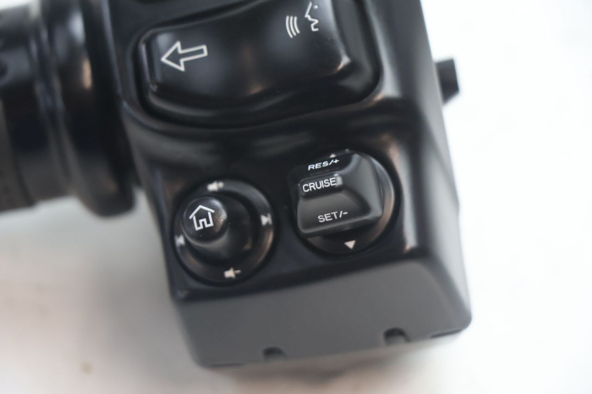 photo de INTERRUPTOR ESQUERDO HARLEY DAVIDSON ROAD GLIDE FLTRXSE 1920 (2018 - 2022) - Outro ângulo de visão