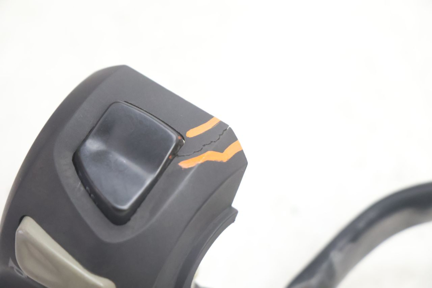 photo de COMUTADOR ESQUERDO PEUGEOT STREETZONE NAKED 2T 50 (2014 - 2018) - Zoom do estado de desgaste