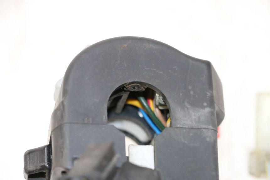 photo de COMANDO ESQUERDO YAMAHA TDM ABS 900 (2002 - 2014) - Zoom do estado de desgaste