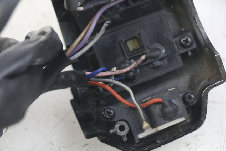 photo de COMANDO ESQUERDO PIAGGIO VESPA SPRINT 2T 50 (2014 - 2018) - Zoom do estado de desgaste