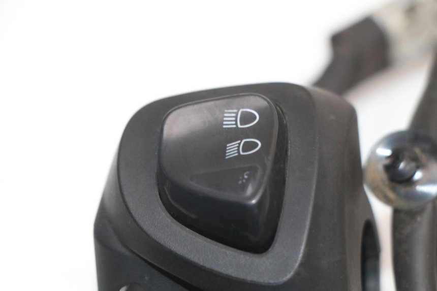 photo de COMANDO ESQUERDO YAMAHA XMAX X-MAX ABS 125 (2017 - 2020) - Zoom do estado de desgaste
