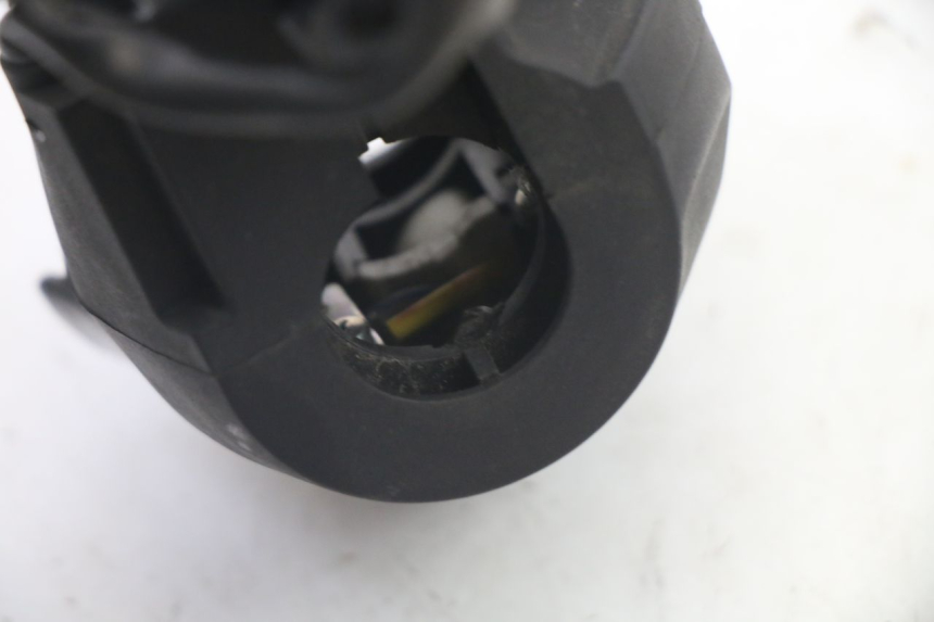 photo de COMANDO ESQUERDO YAMAHA X-MAX XMAX 125 (2010 - 2013) - Estado da superfície