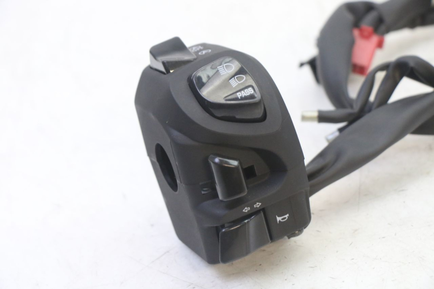 photo de COMANDO ESQUERDO YAMAHA XMAX X-MAX 125 (2021 - 2025) - Detalhe da peça