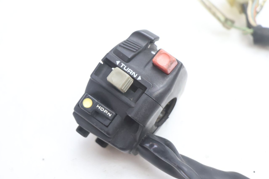 photo de INTERRUPTOR ESQUERDO HONDA XRV AFRICA TWIN 750 (1990 - 1992) - Zoom do estado de desgaste