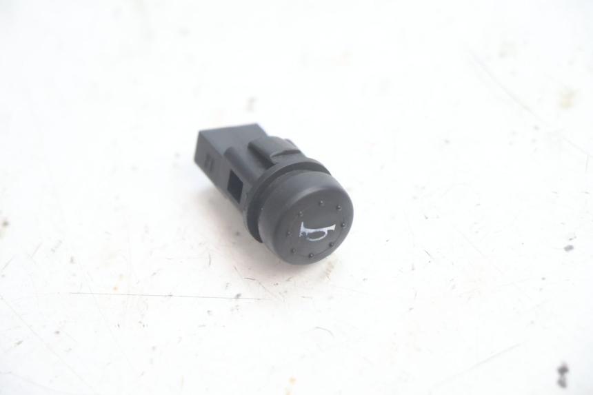 photo de INTERRUPTOR DE BUZINA PIAGGIO LIBERTY 125 (1998 - 2008) - Detalhe da peça