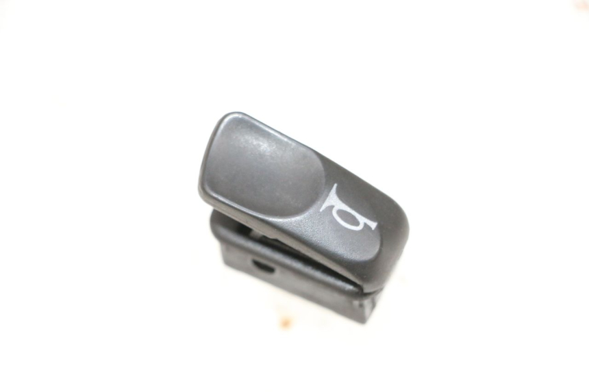 photo de COMANDO DE BUZINA PIAGGIO VESPA GTS SUPER IE 125 (2009 - 2016) - Zoom do estado de desgaste