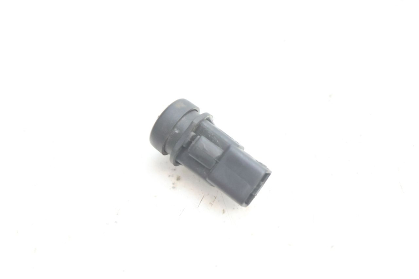 photo de INTERRUPTOR DE BUZINA PIAGGIO X8 STREET 125 (2006 - 2007) - Zoom do estado de desgaste