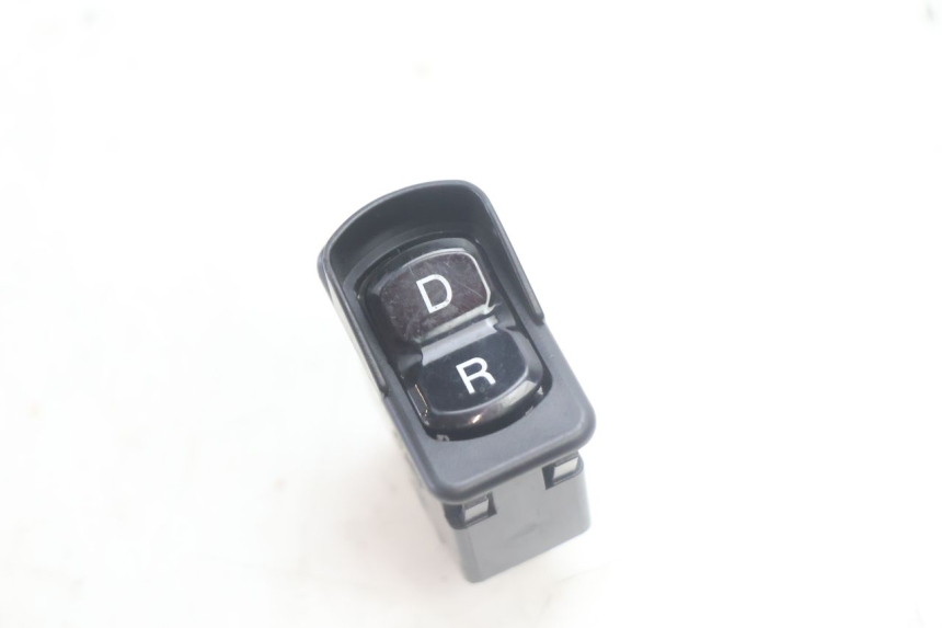 photo de INTERRUPTOR DE MARCHA PARA FRENTE / RÉ PIAGGIO MP3 HPE 530 (2022 - 2026) - Zoom do estado de desgaste