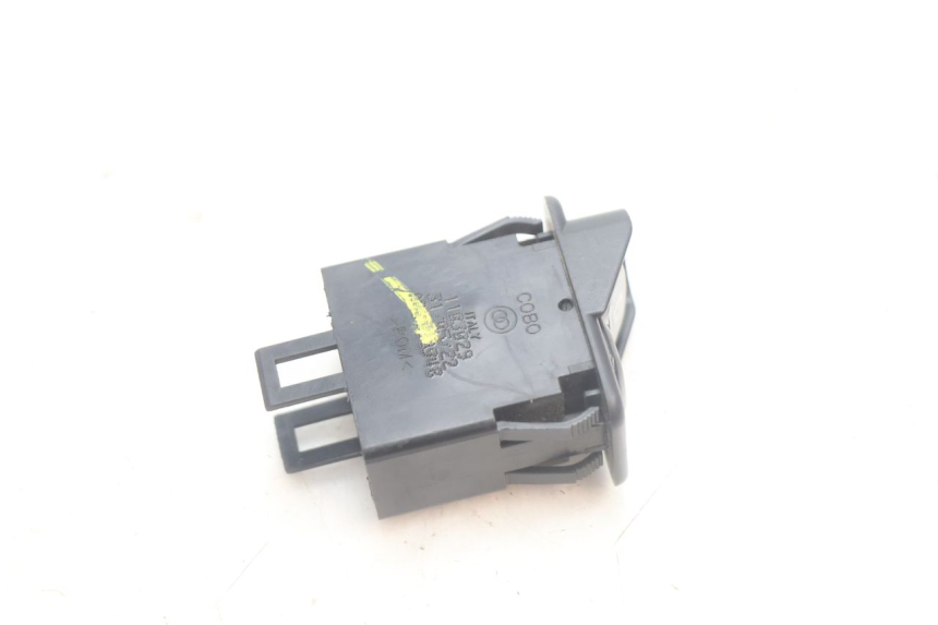 photo de INTERRUPTOR DE MARCHA PARA FRENTE / RÉ PIAGGIO MP3 HPE 530 (2022 - 2026) - Outro ângulo de visão