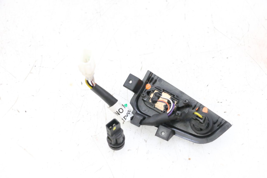 photo de COMUTADOR PIAGGIO MP3 HPE 300 (2019 - 2026) - Zoom do estado de desgaste