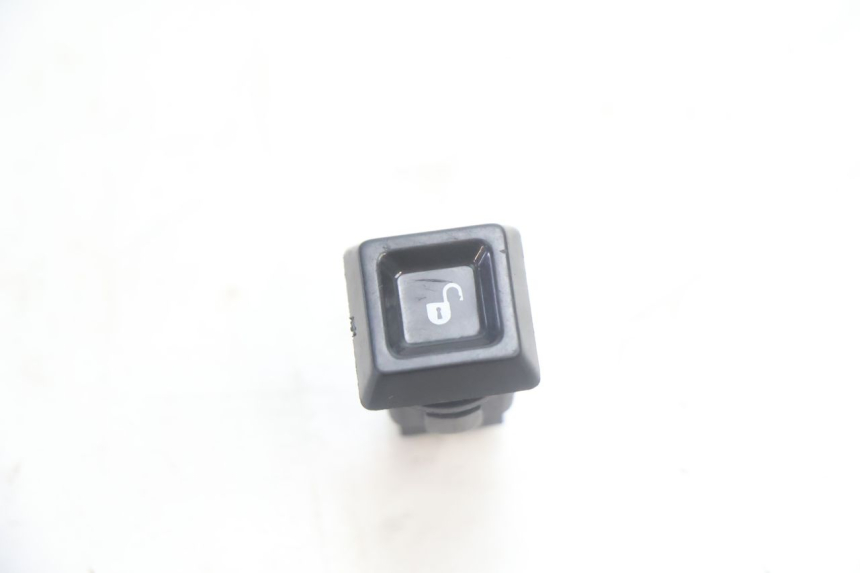 photo de INTERRUPTOR DE ABERTURA DO ASSENTO PIAGGIO MP3 HPE 530 (2022 - 2026) - Detalhe da peça