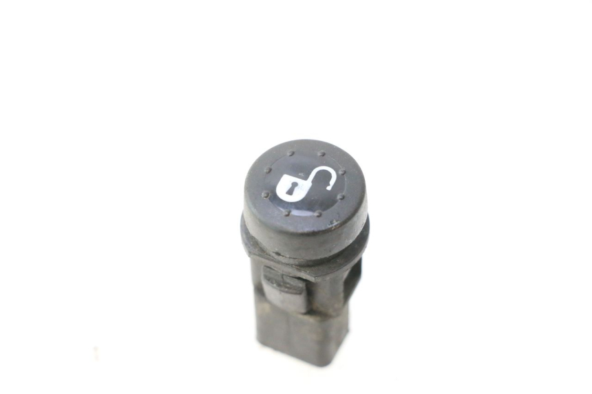 photo de INTERRUPTOR DE ABERTURA DO ASSENTO PIAGGIO MP3 500 (2016 - 2018) - Vista principal