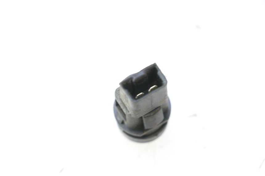 photo de INTERRUPTOR DE ABERTURA DO ASSENTO PIAGGIO MP3 500 (2016 - 2018) - Zoom do estado de desgaste