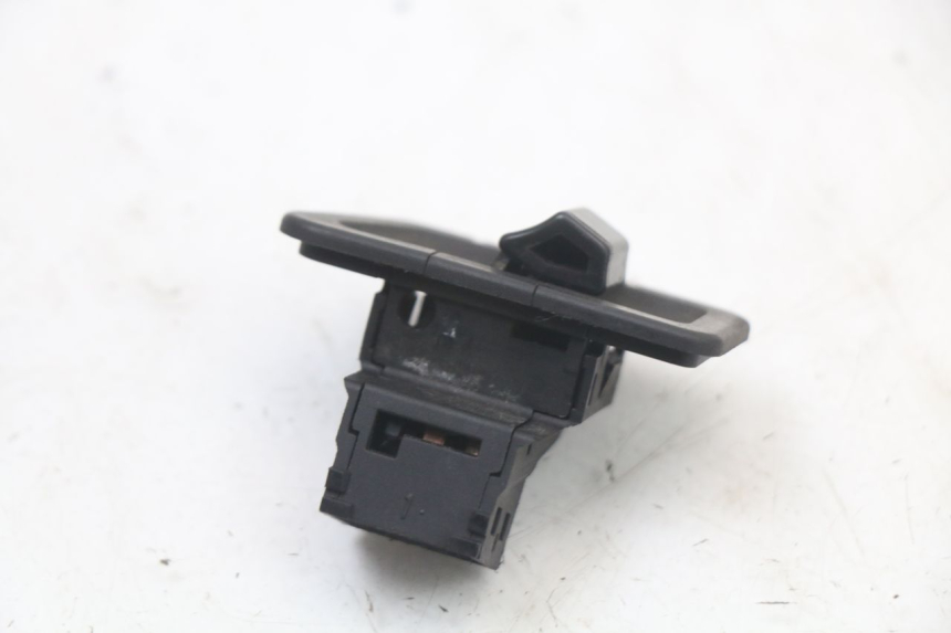 photo de INTERRUPTOR DE FAROL HONDA NES AROBASE 125 (2000 - 2003) - Zoom do estado de desgaste