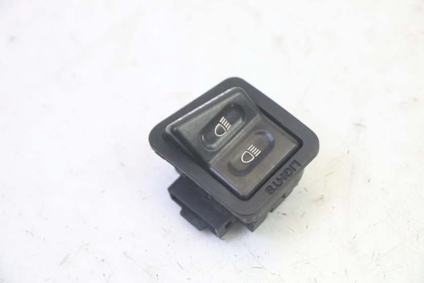 photo de INTERRUPTOR DO FAROL ALTO ADIVA AD3 300 (2014 - 2020) - Detalhe da peça