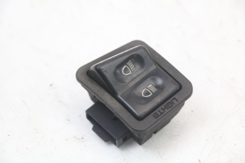 photo de INTERRUPTOR DO FAROL ALTO HONDA NES AROBASE 125 (2000 - 2003) - Detalhe da peça