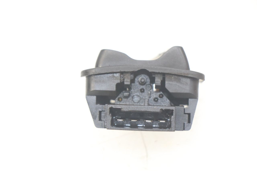 photo de COMANDO FAROL ALTO PIAGGIO LIBERTY 4T 50 (2004 - 2008) - Zoom do estado de desgaste