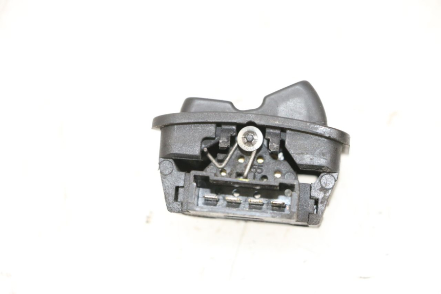 photo de COMUTADOR DE FAROL ALTO PIAGGIO MP3 HPE 300 (2019 - 2026) - Zoom do estado de desgaste