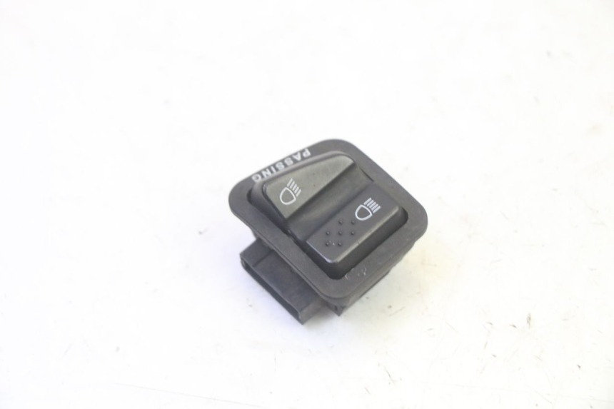 photo de INTERRUPTOR DO FAROL ALTO PIAGGIO MP3 RL 250 (2006 - 2010) - Detalhe da peça