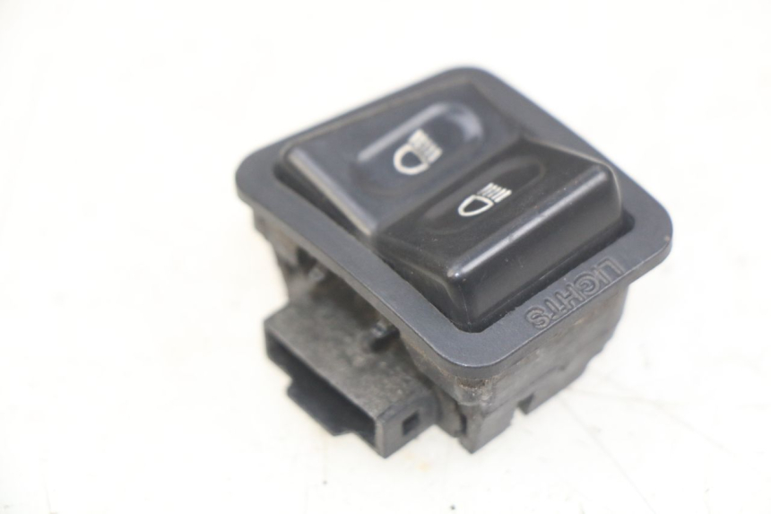 photo de INTERRUPTOR DE FAROL ALTO SYM ORBIT III 3 4T 50 (2021 - 2025) - Outro ângulo de visão