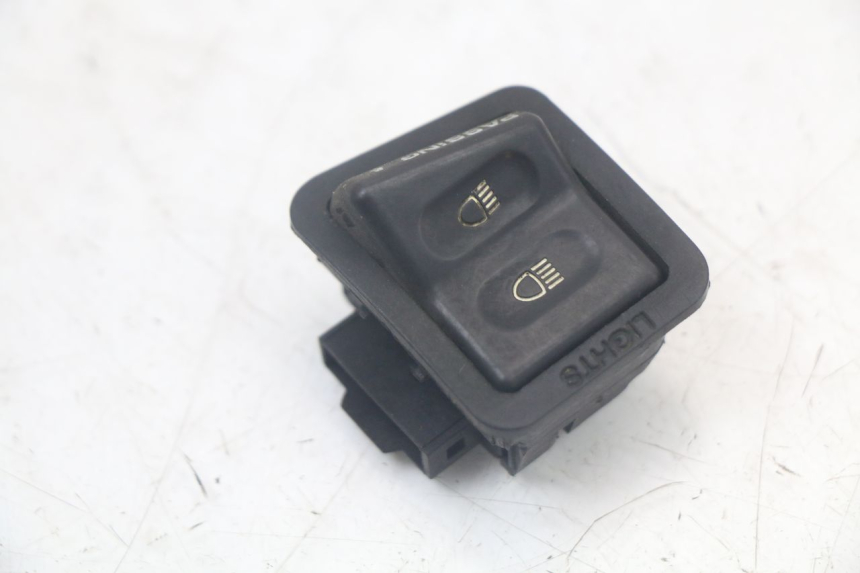 photo de INTERRUPTOR DE FAROL ALTO SYM ORBIT III 3 4T 50 (2018 - 2021) - Detalhe da peça