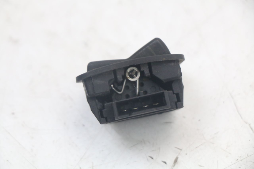 photo de INTERRUPTOR DE FAROL ALTO SYM ORBIT III 3 4T 50 (2018 - 2021) - Zoom do estado de desgaste