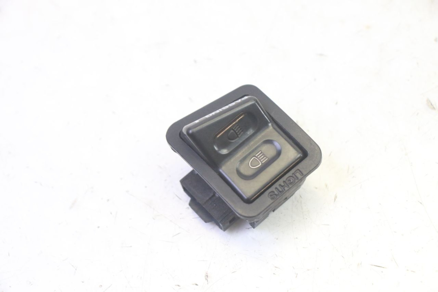 photo de INTERRUPTOR DE FAROL ALTO SYM ORBIT III 3 4T 50 (2021 - 2025) - Detalhe da peça