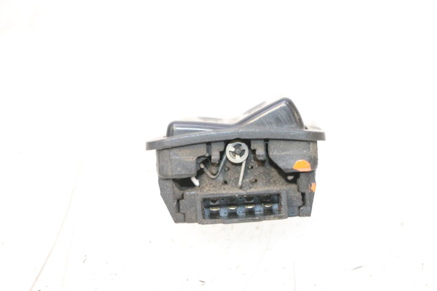 photo de INTERRUPTOR DE FAROL ALTO SYM ORBIT III 3 4T 50 (2018 - 2021) - Zoom do estado de desgaste