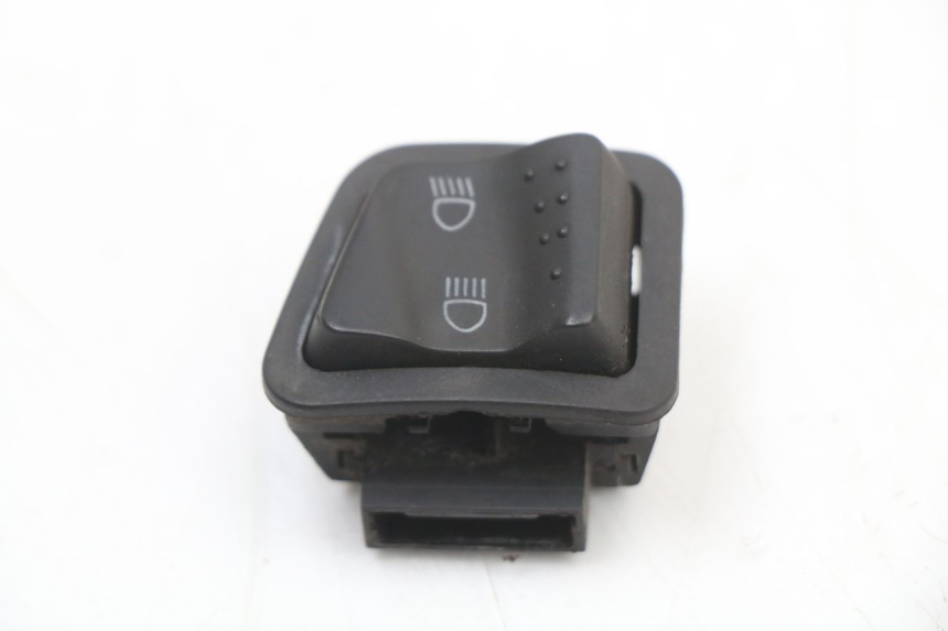photo de INTERRUPTOR DO FAROL ALTO APRILIA SR 2T 50 (2018 - 2022) - Detalhe da peça
