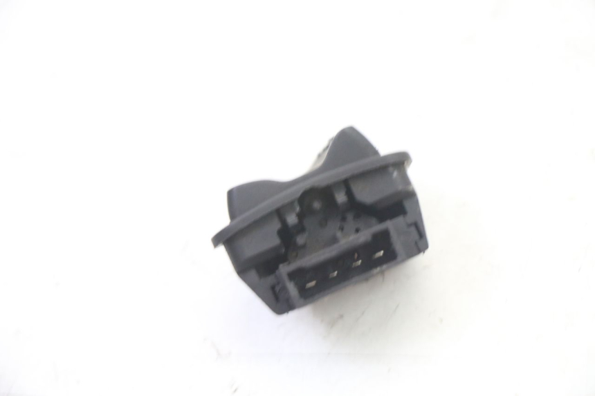 photo de INTERRUPTOR DO FAROL ALTO APRILIA SR 2T 50 (2018 - 2022) - Zoom do estado de desgaste