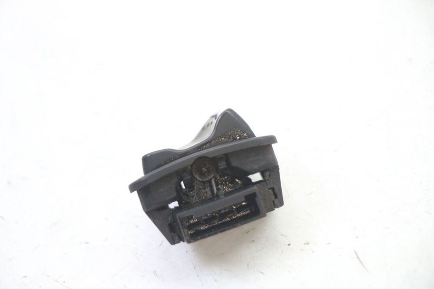 photo de INTERRUPTOR DE FAROL ALTO PIAGGIO SUPER LX 125 (2000 - 2003) - Zoom do estado de desgaste